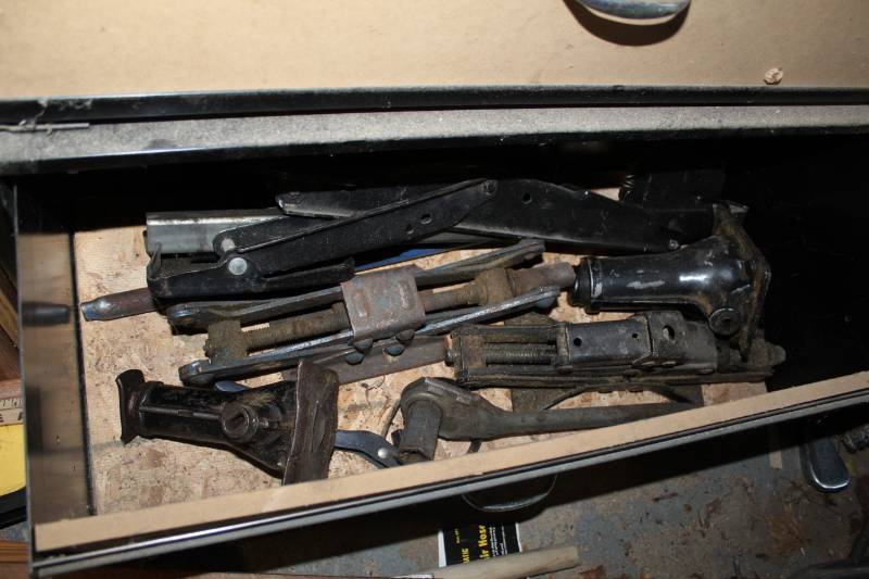 lot 391 image: Scissor Car Jacks
