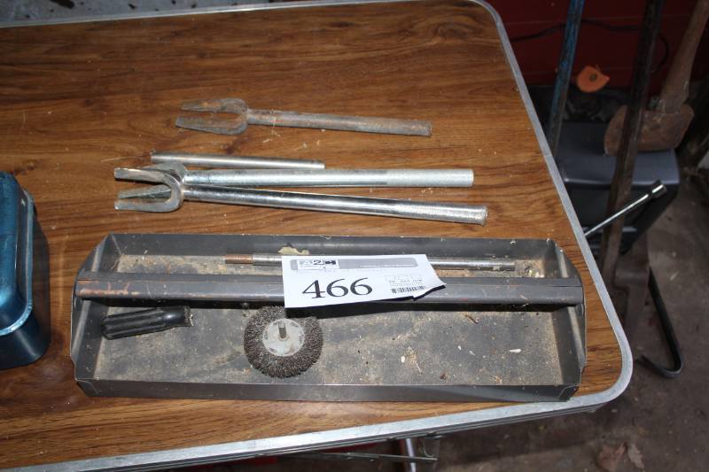 lot 466 image: Tool Tray, Pry Bars