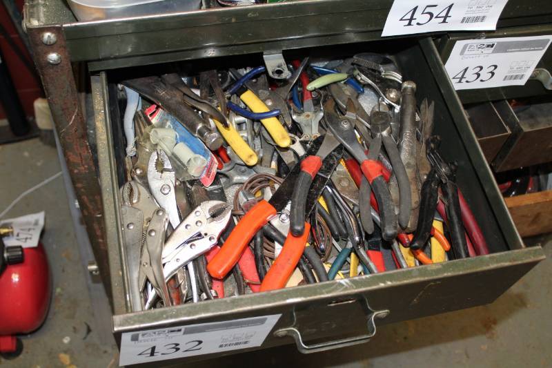 lot 432 image: Pliers, Locking Pliers, Snips, Wire Cutters, And More