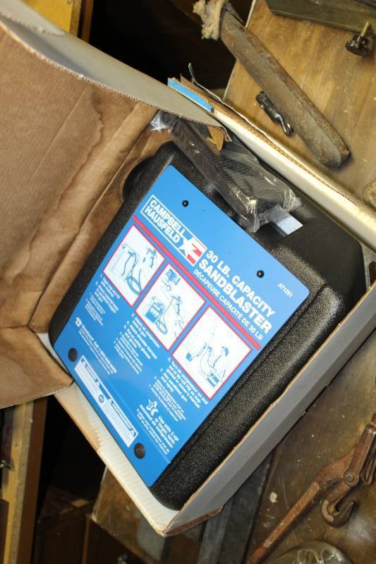 lot 353 image: Campbell-Hausfeld Sandblaster with Manual