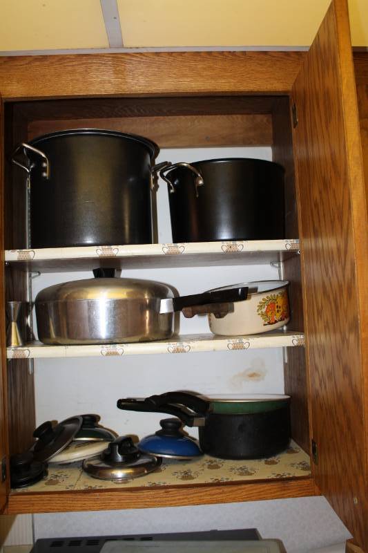 lot 1021 image: Lot of Pots and Pans