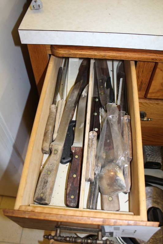 lot 1022 image: Drawer Lot of Knives