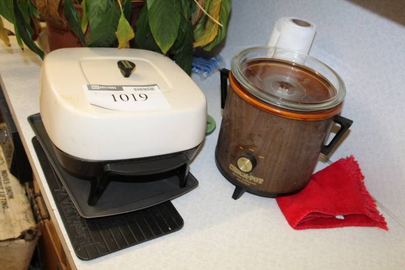 lot 1019 image: Lot of (2) Counter top Cooking Items