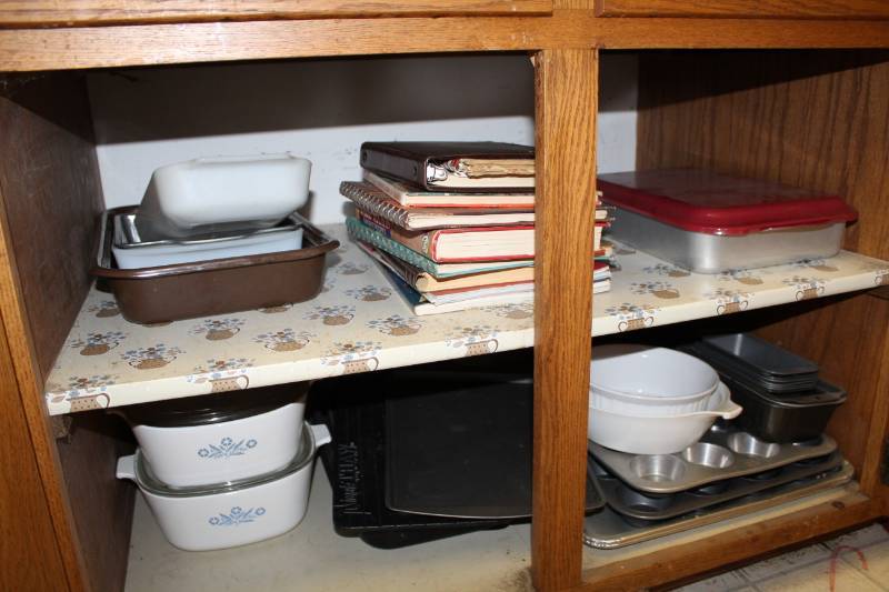 lot 1024 image: Cupboard Lot of Bakeware and Corningware Dishes