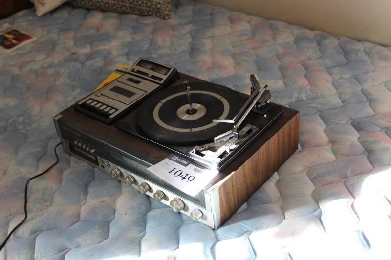 lot 1049 image: Stereo with Cassette and Record Player