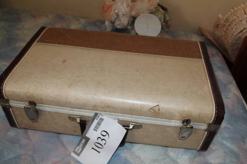 lot 1039 image: Vintage Suitcase