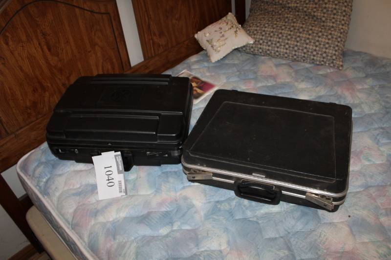 lot 1040 image: Lot of (2) Briefcases