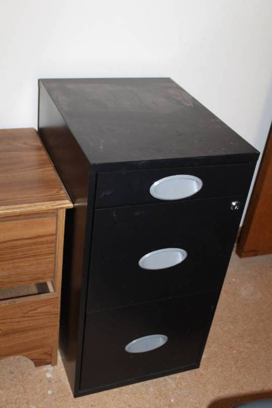 lot 1043 image: File Cabinet
