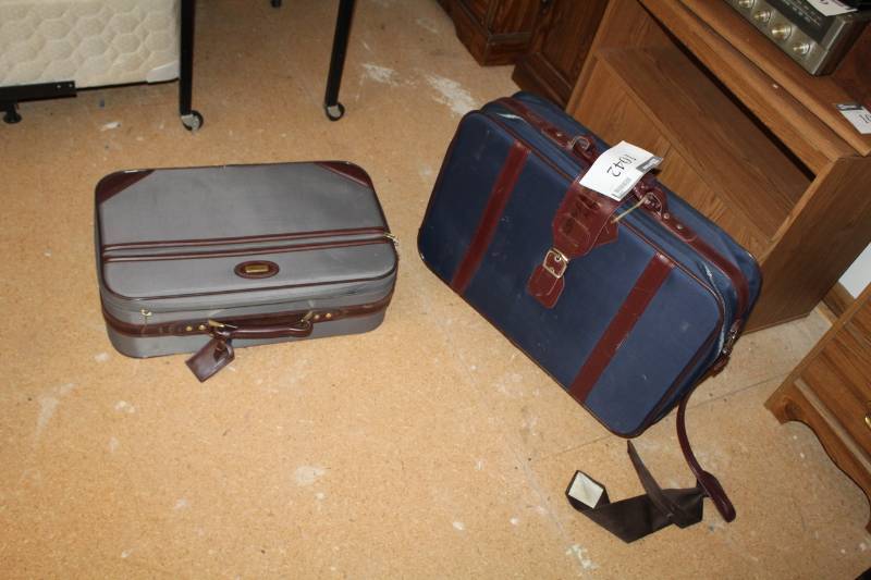 lot 1042 image: Lot of (2) Suitcases
