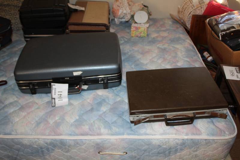 lot 1041 image: Lot of (2) Briefcases
