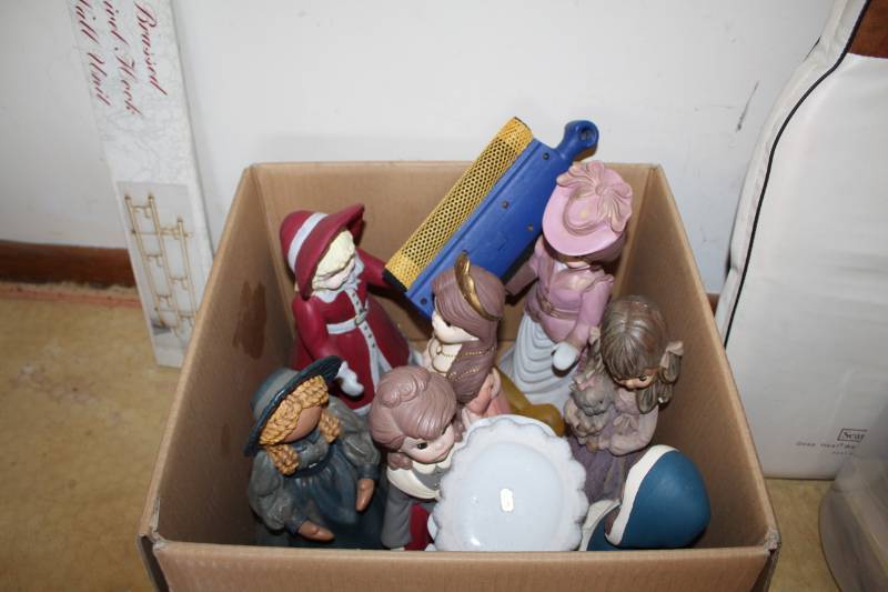 lot 1087 image: Box Lot of Ceramic Figurines