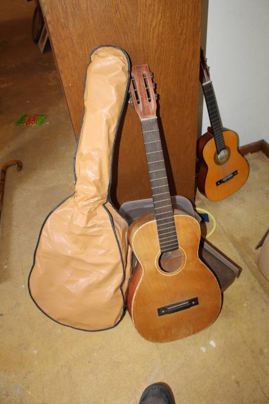lot 1091 image: Lot of (2) ACOUSTIC Six String Guitar