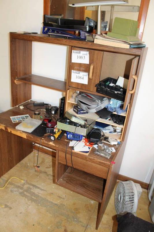 lot 1084 image: Desk