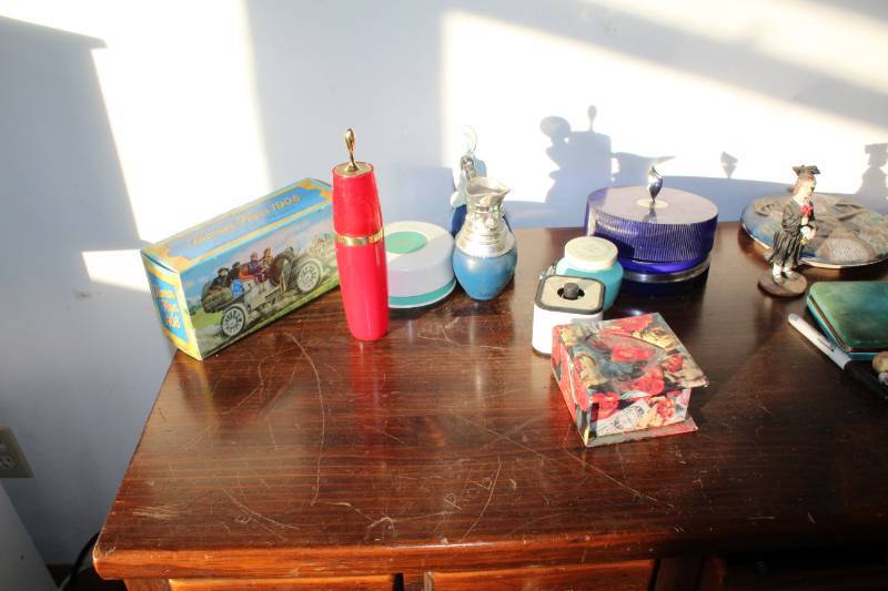 lot 1078 image: Lot of AVON items