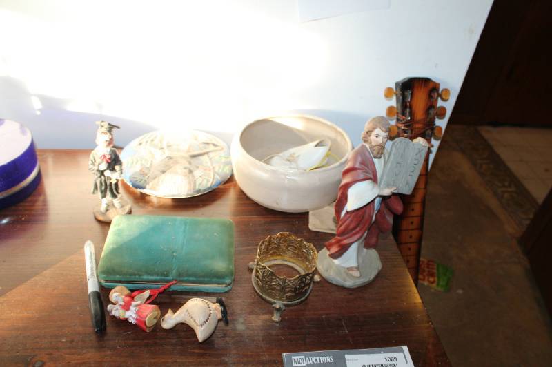 lot 1079 image: Home Decor