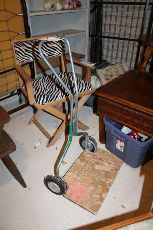 lot 523 image: Small Two Wheel Dolly