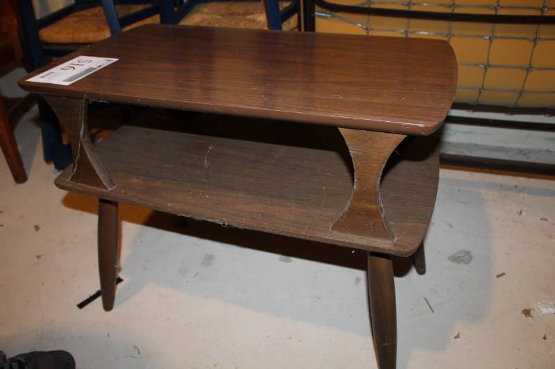 lot 516 image: End Table Bi-Level