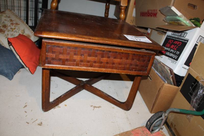 lot 517 image: End Table