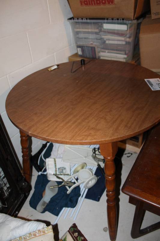 lot 518 image: Round Top Table