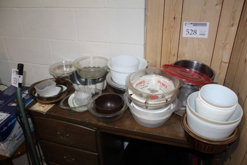 lot 528 image: Table Lot of Glass Mixing and Serving Bowls