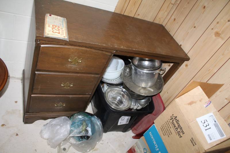 lot 532 image: Small Student Study Desk