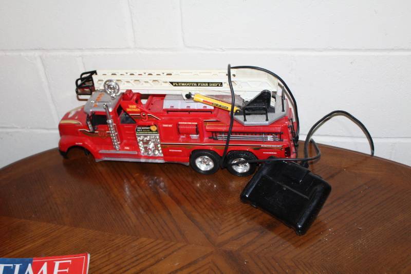 lot 534 image: Remote Control Fire Truck