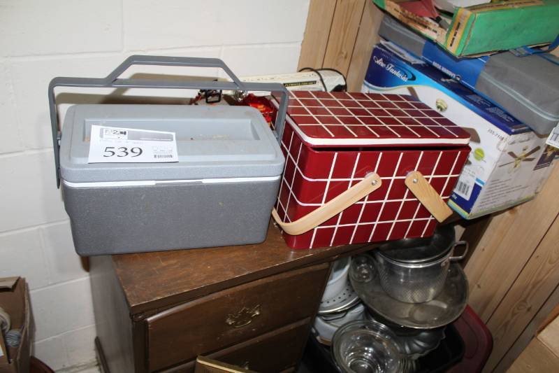 lot 539 image: Picnic Set and Lunch Cooler