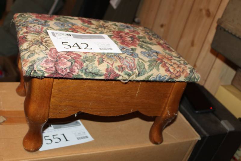 lot 542 image: Foot Stool