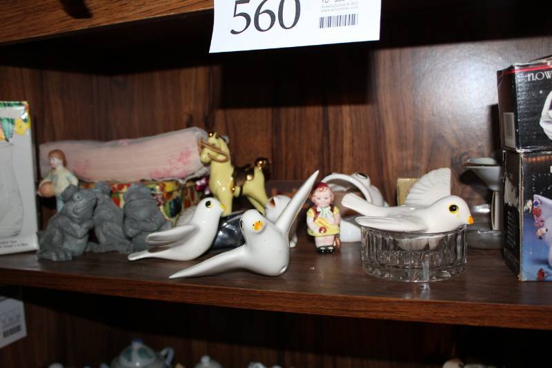 lot 560 image: Table Dcor - Frogs, Birds, Various Figurines