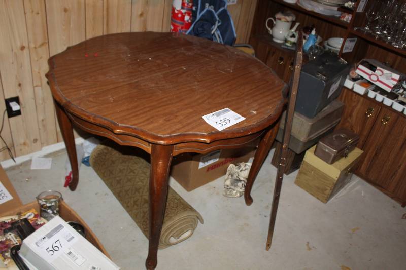 lot 559 image: Round Wood Dining Table with Decorative Legs and Edge, Single Leaf