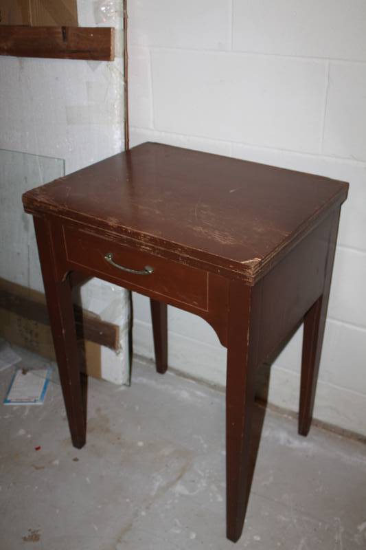 lot 541 image: End Table