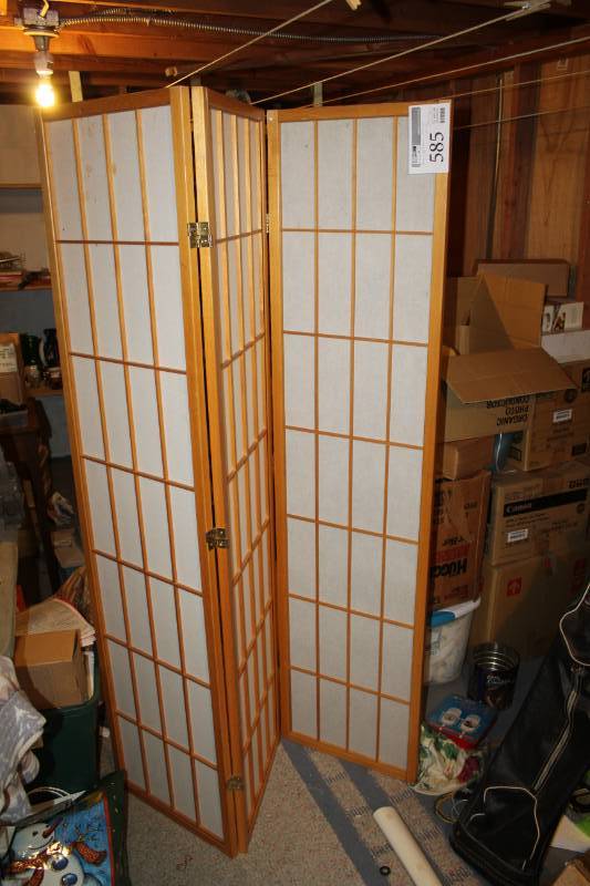 lot 585 image: Room Divider
