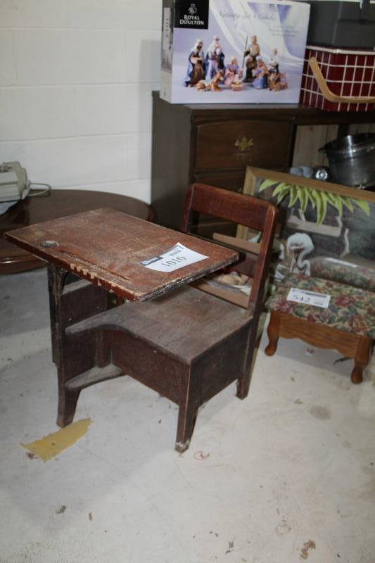 lot 1010 image: Vintage School Desk