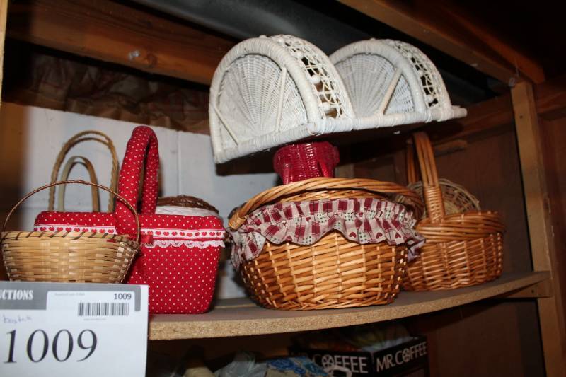 lot 1009 image: Shelf Lot of Baskets