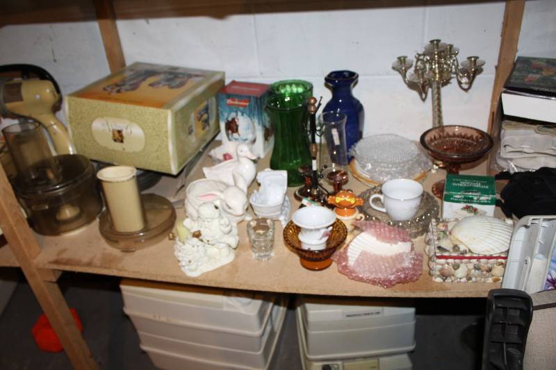 lot 596 image: Vases, Serving Bowls, Sea Shells, RabbitDuck Figurines