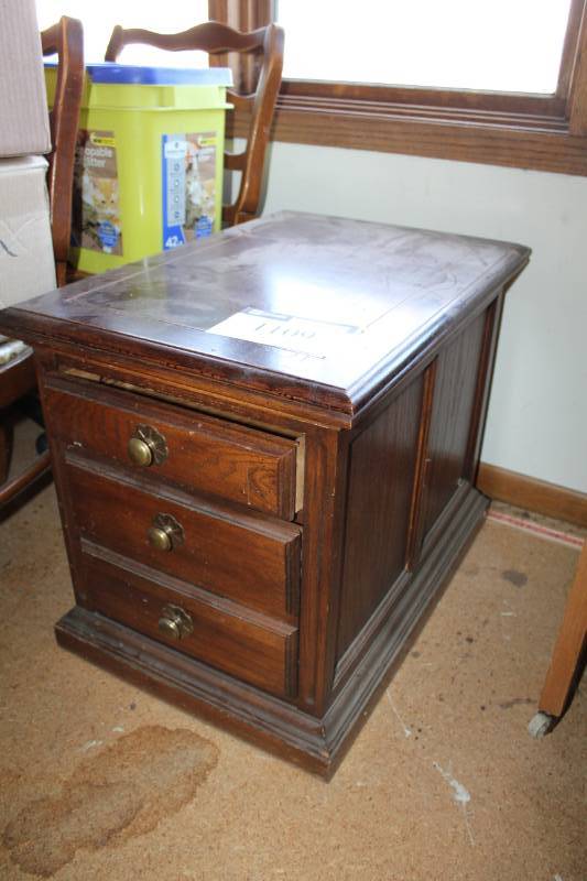 lot 1109 image: Wood 3-Drawer Night Stand