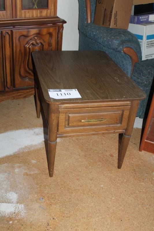 lot 1110 image: End Table