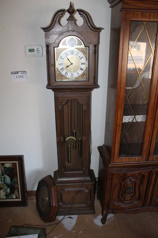 lot 1101 image: Lot of (3) Clocks - Including a 72 tall Grandfather clock