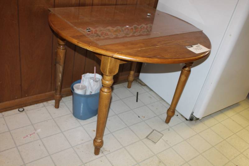 lot 1029 image: Drop Wing Wooden Round Table