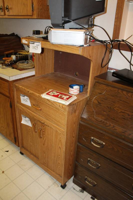 lot 1025 image: Microwave Cart