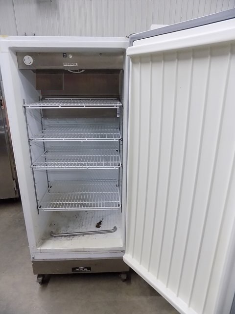 lot 8 image: Arctic Air, commercial refrigerator, NSF, caster mounted, 115 volts, 32x28.5x74.5H.Runs Cools