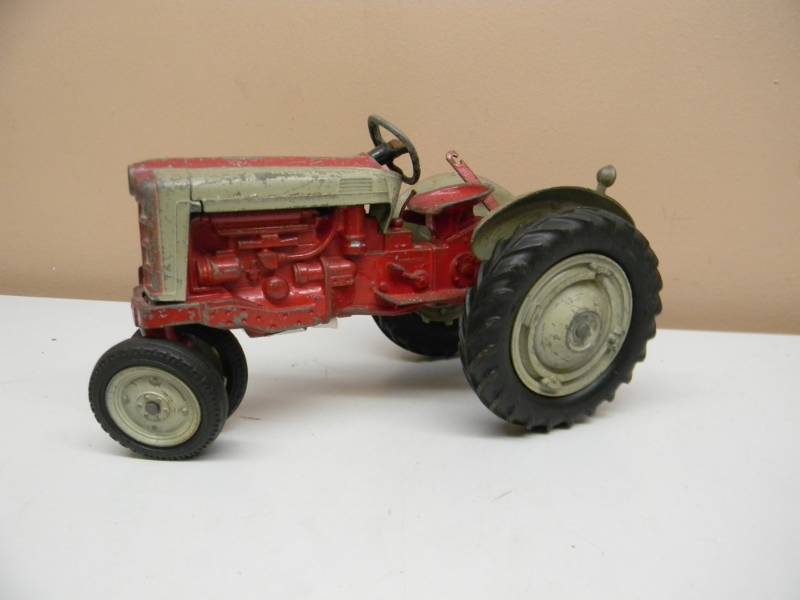 lot 7 image: VINTAGE DIE-CAST HUBLEY FORD SELECT-O-SPEED TRACTOR - SEE PICTURES