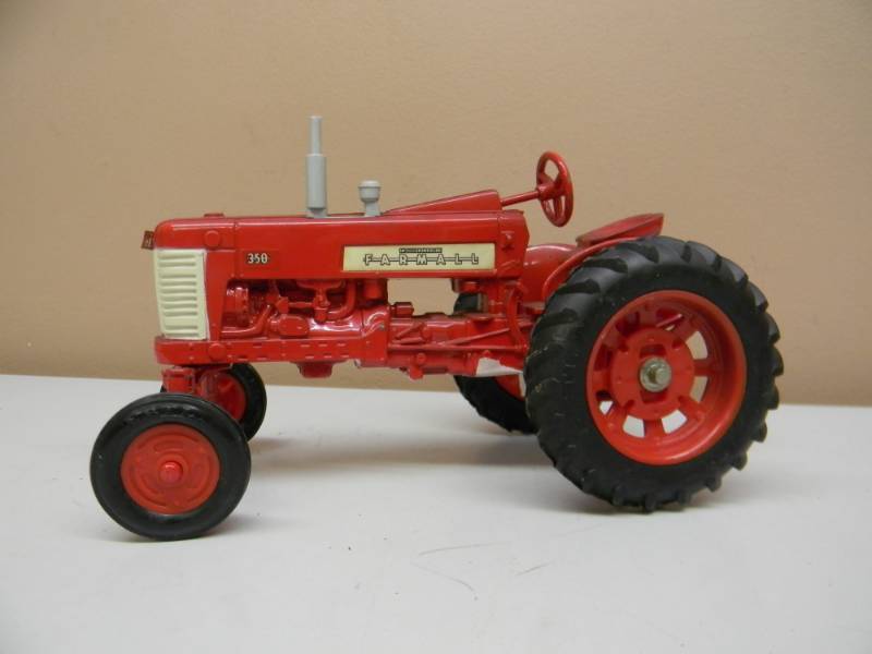 lot 9 image: VINTAGE ERTL McCORMICK FARMALL 350 TRACTOR - SEE PICTURES