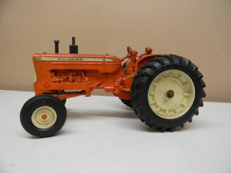 lot 10 image: VINTAGE ERTL ALLIS-CHALMERS D19 TRACTOR 116 SCALE - SEE PICTURES