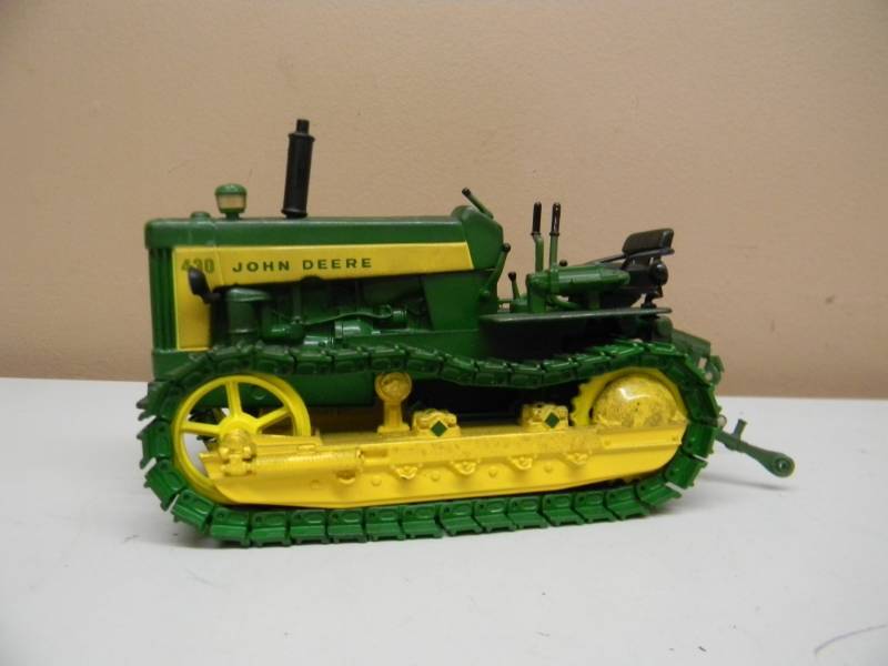 lot 11 image: VINTAGE 1997 ERTL John Deere 430 Crawler COLLECTORS EDITION 116 SCALE - SEE PICTURES