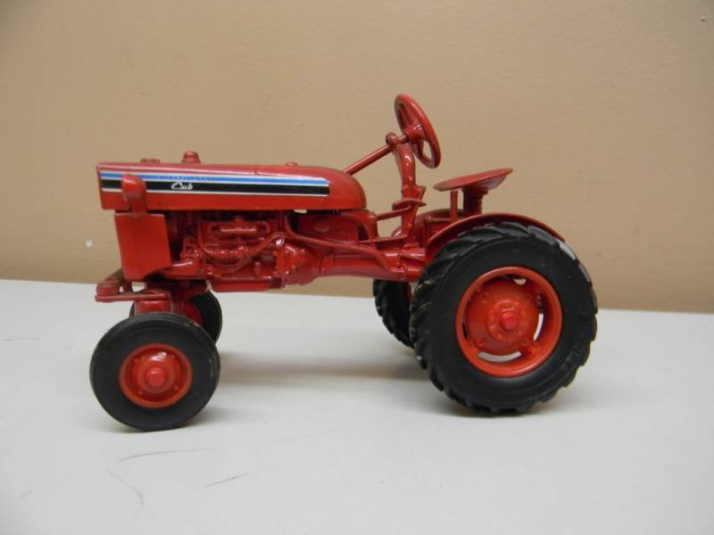 lot 19 image: VINTAGE ERTL INTERNATIONAL HARVESTER CUB TRACTOR - 116 SCALE - SEE PICTURES