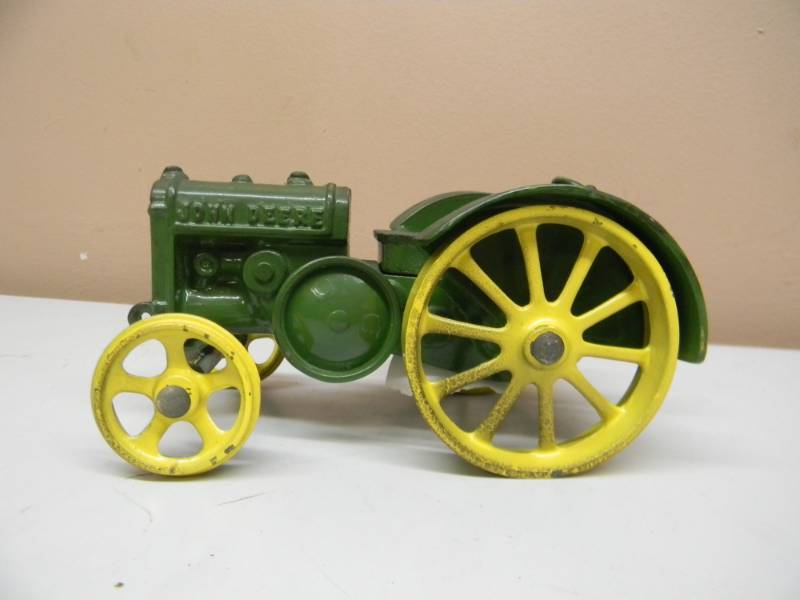 lot 20 image: VINTAGE HEAVY DIE CAST JOHN DEERE TRACTOR - 116 SCALE - SEE PICTURES