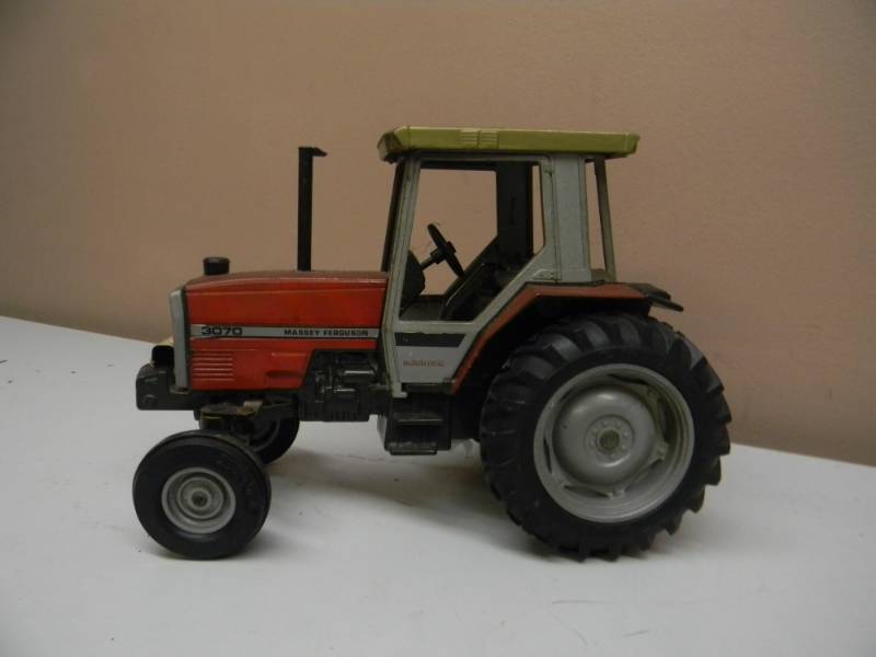 lot 21 image: VINTAGE ERTL MASSEY-FERGUSON 3070 WIDE FRONT TRACTOR 116 SCALE - SEE PICTURES