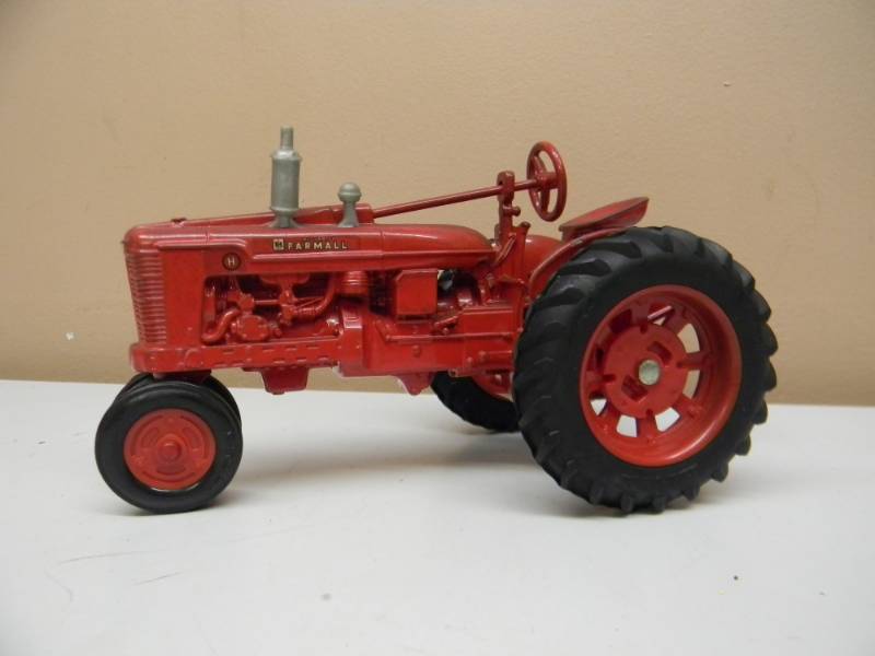 lot 23 image: VINTAGE ERTL IH McCORMICK FARMALL H TRACTOR - 116 SCALE - SEE PICTURES