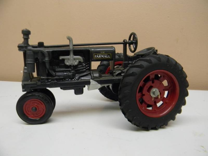 lot 26 image: VINTAGE McCORMICK-DEERING FARMALL F-20 TRACTOR - 116 SCALE - SEE PICTURES